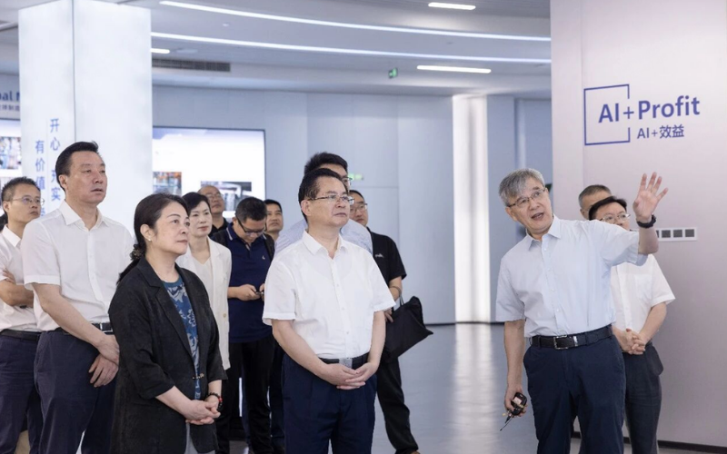 全国政协常委、民革中央副主席刘家强带队调研J9.COM，共探人工智能与工业深度融合路径